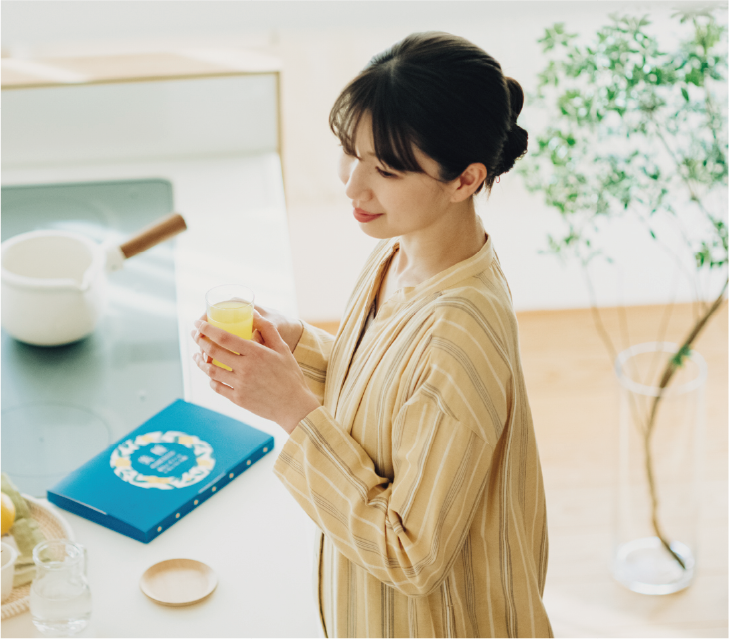 美種（ミジョン）が入ったグラスを手に持つ女性の画像