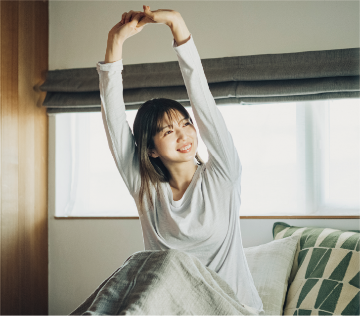伸びをしている女性の画像
