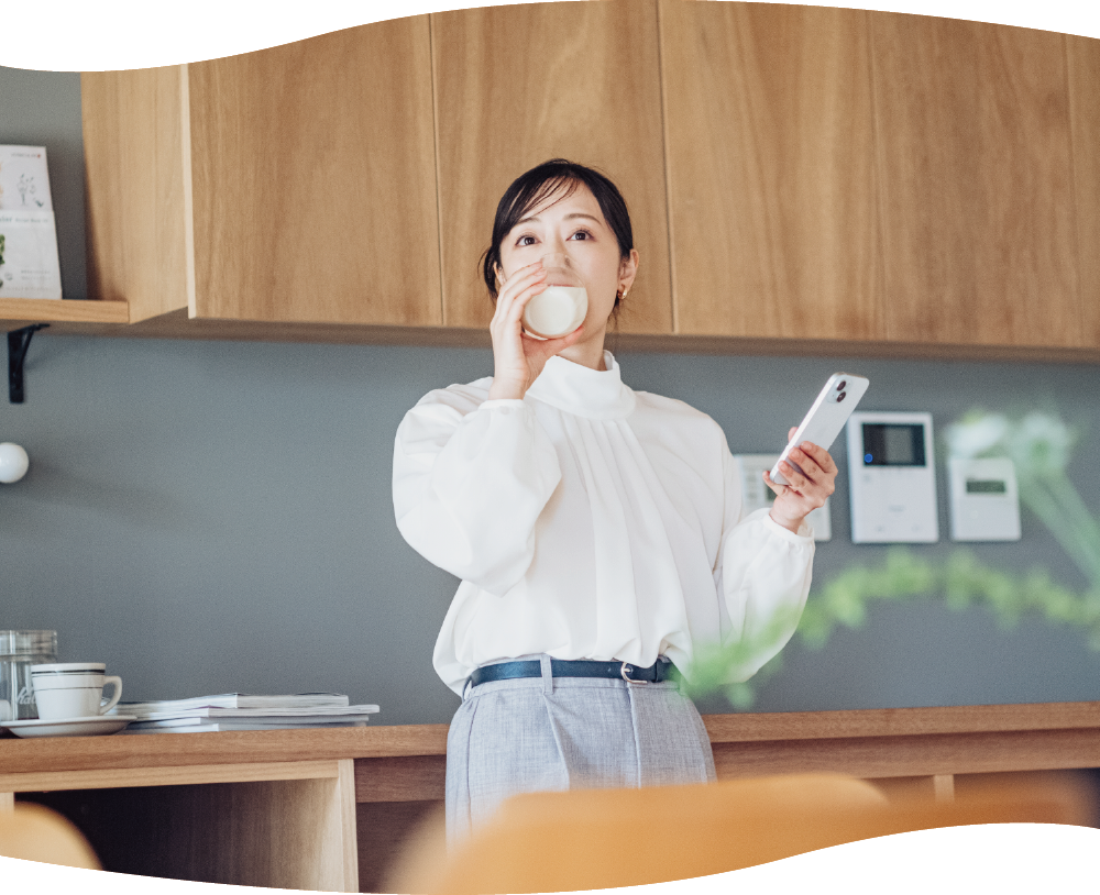 美豆をコップで飲んでいる女性の写真